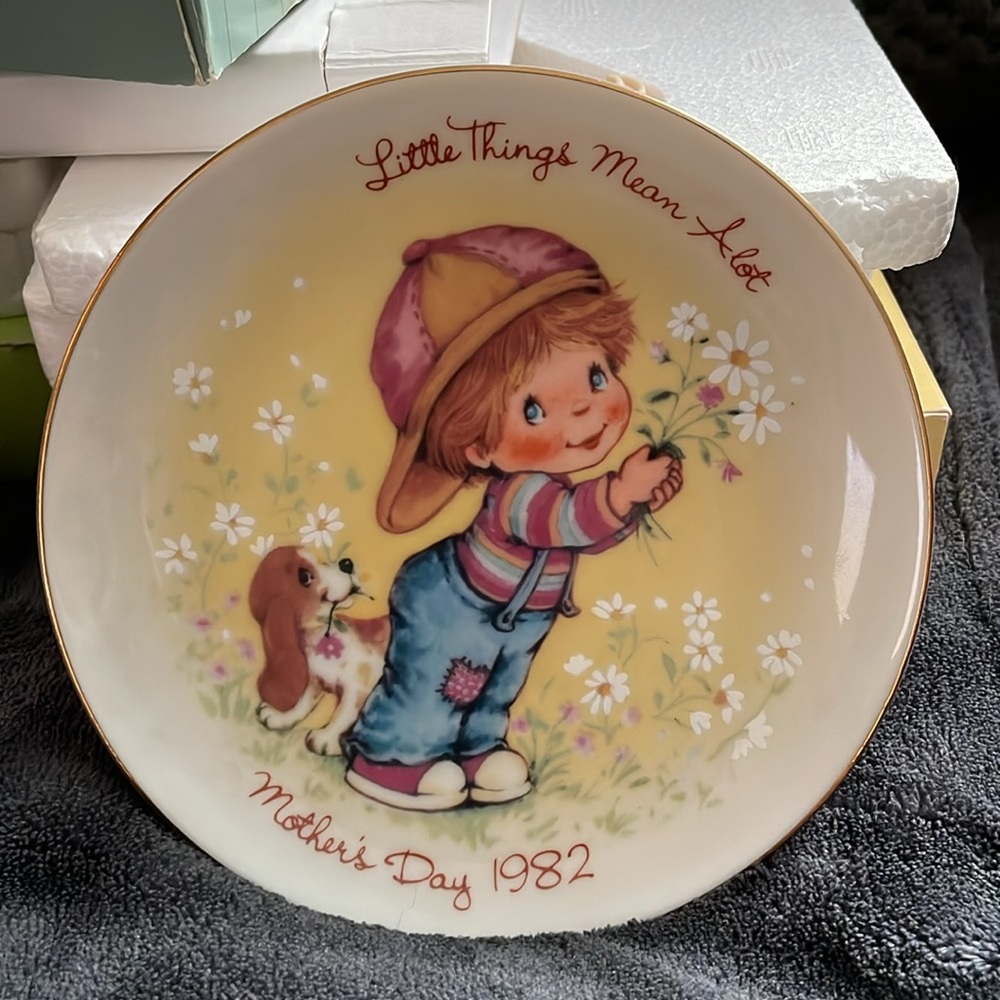 Avon collectible Mother’s Day plates. - Picture 6 of 6